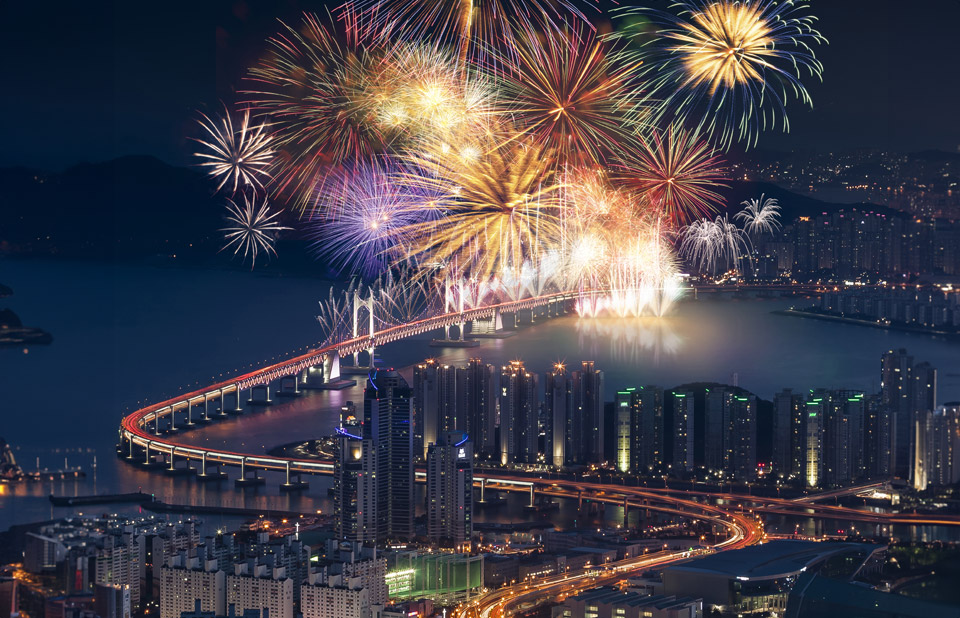Colorful fireworks on a fall night in Korea│ASIANA AIRLINES
